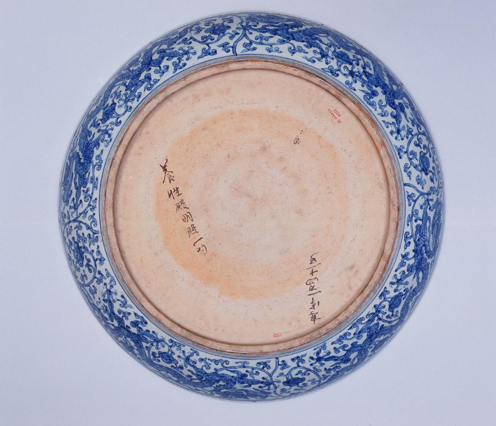 图片[3]-Blue and white dragons wear large plates with tangled branches and lotus patterns-China Archive